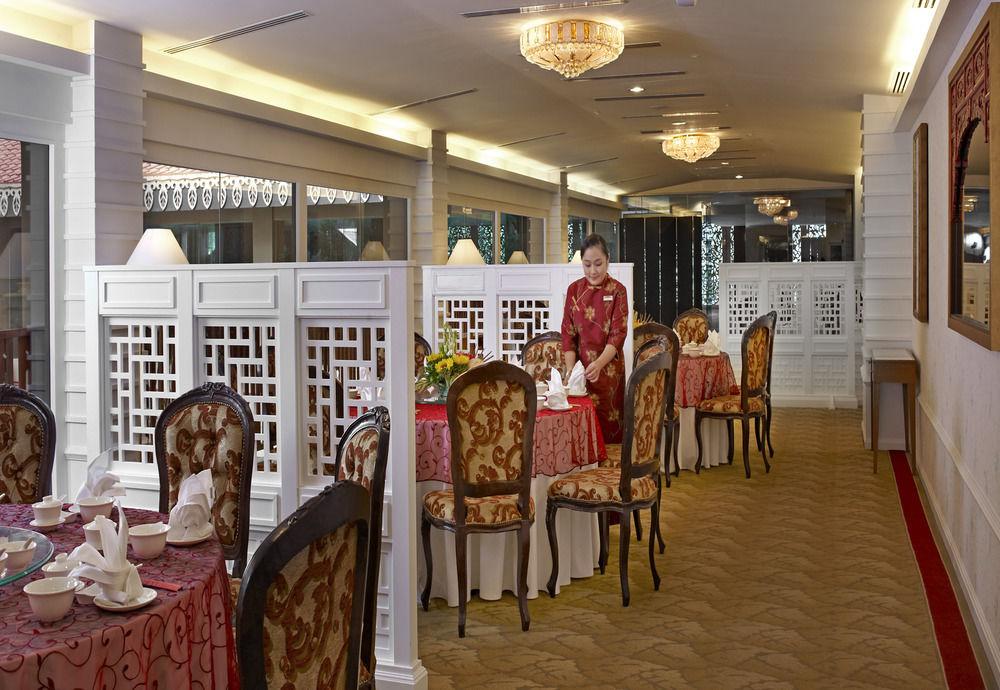 Готель Royale Chulan Куала-Лумпур Екстер'єр фото A restaurant in a hotel