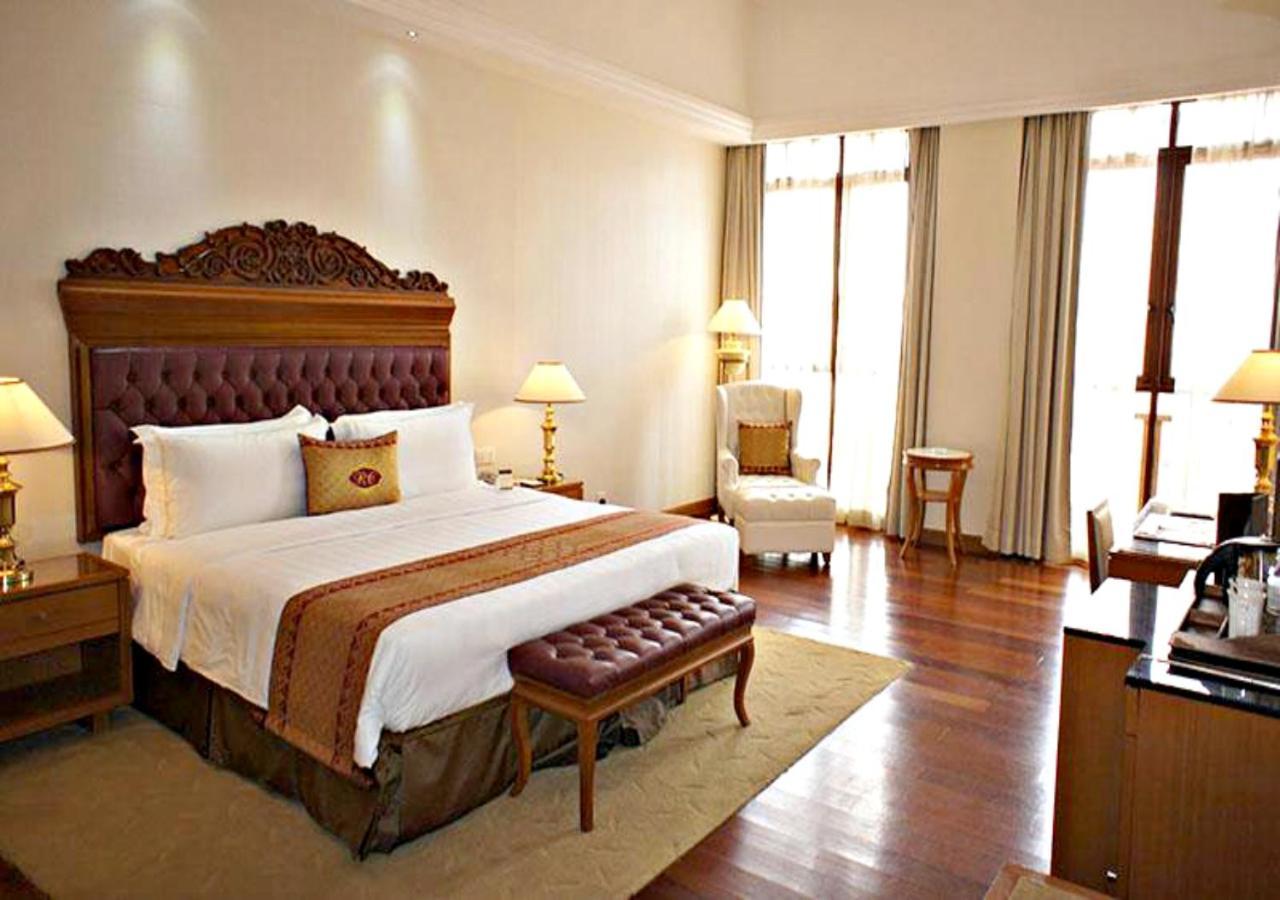 Готель Royale Chulan Куала-Лумпур Екстер'єр фото A room at the hotel