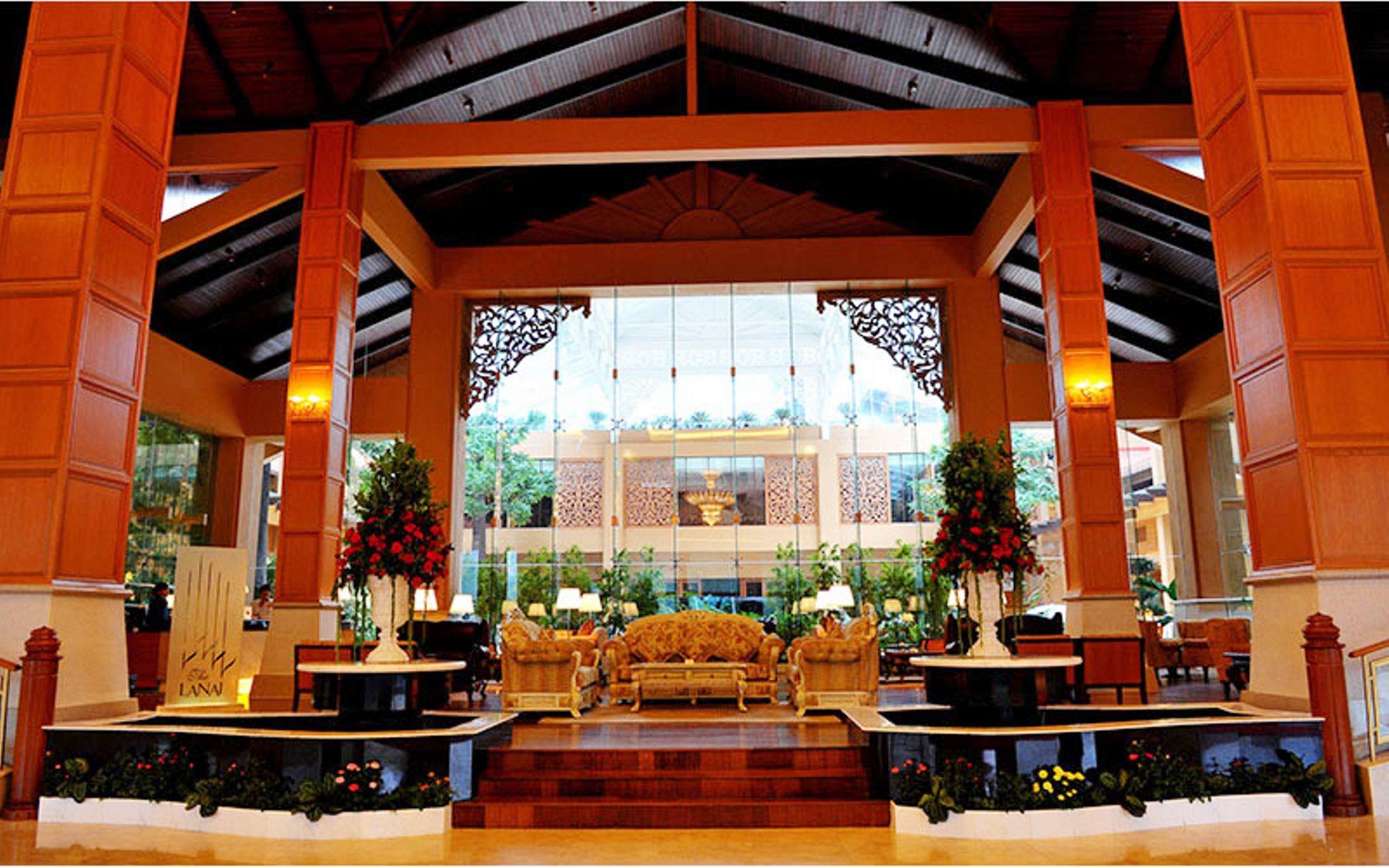 Готель Royale Chulan Куала-Лумпур Екстер'єр фото The lobby of the Royal Thai Hotel
