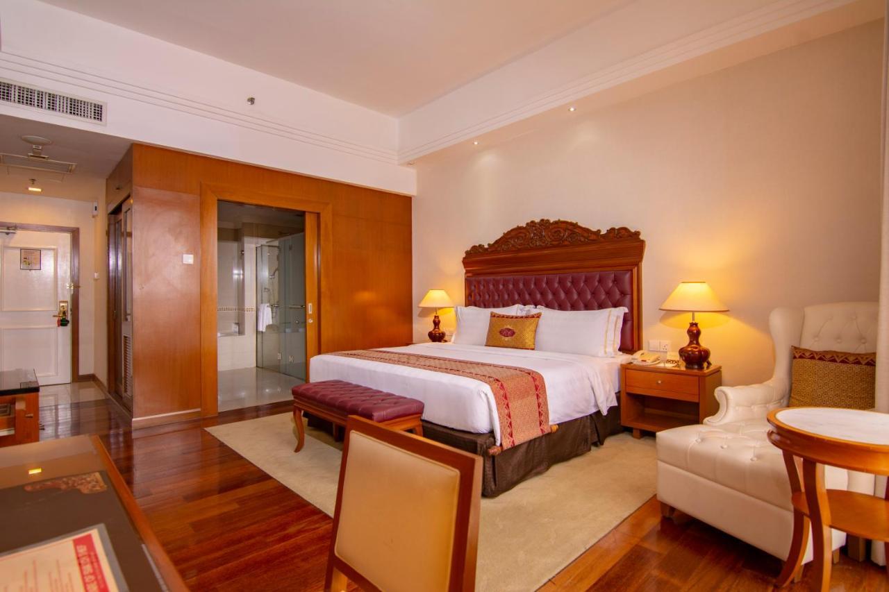 Готель Royale Chulan Куала-Лумпур Екстер'єр фото A bedroom at the hotel