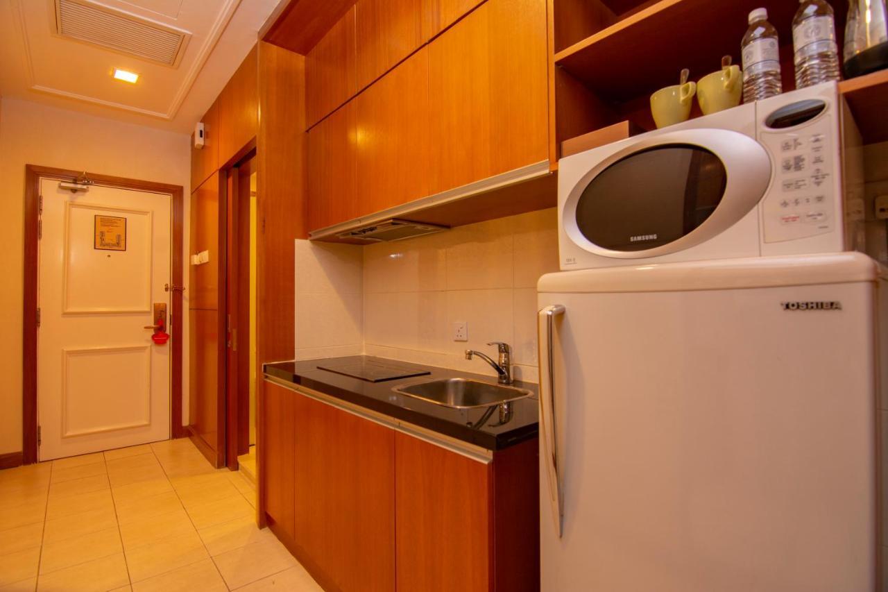 Готель Royale Chulan Куала-Лумпур Екстер'єр фото A kitchenette in a hotel room