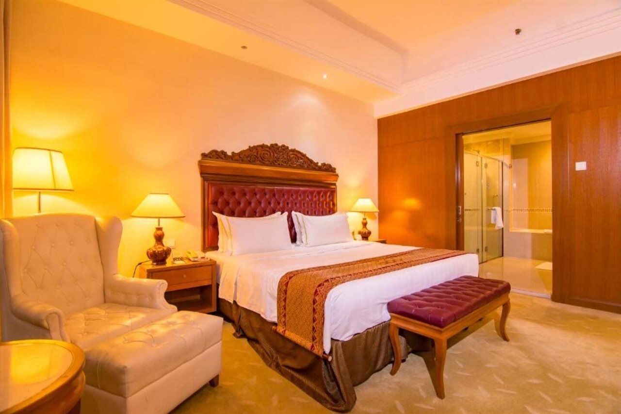 Готель Royale Chulan Куала-Лумпур Екстер'єр фото A bedroom at the hotel
